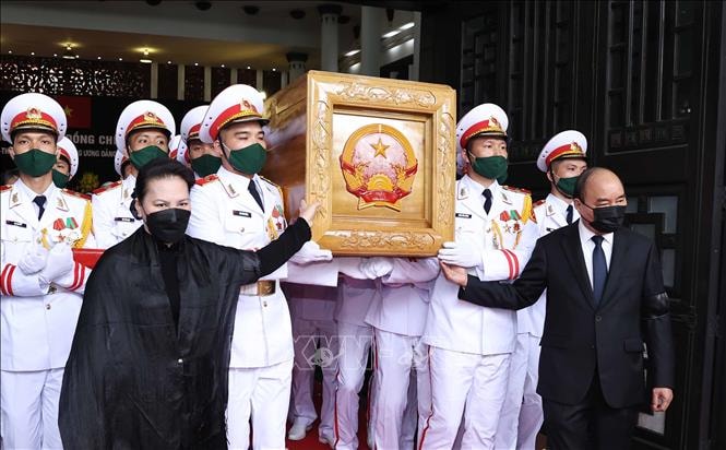 Thủ tướng Nguyễn Xuân Phúc và Chủ tịch Quốc hội Nguyễn Thị Kim Ngân đưa linh cữu nguyên Tổng Bí thư Lê Khả Phiêu ra linh xa. Ảnh: TTXVN