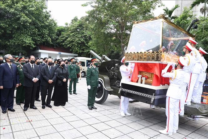Thủ tướng Nguyễn Xuân phúc, Chủ tịch Quốc hội Nguyễn Thị Kim Ngân cùng các đồng chí lãnh đạo Đảng và Nhà nước tiễn biệt nguyên Tổng Bí thư Lê Khả Phiêu về nơi an nghỉ cuối cùng tại Nghĩa trang Mai Dịch, Hà Nội. Ảnh: TTXVN