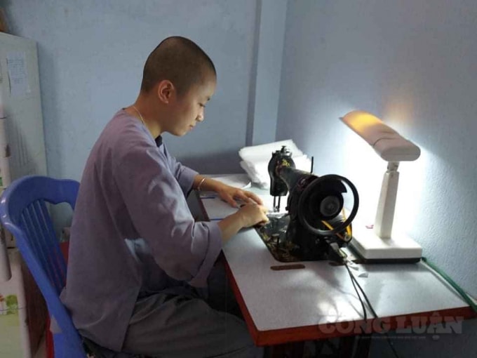 Tăng ni, phật tử tích cực may khẩu trang để hỗ trợ người dân.
