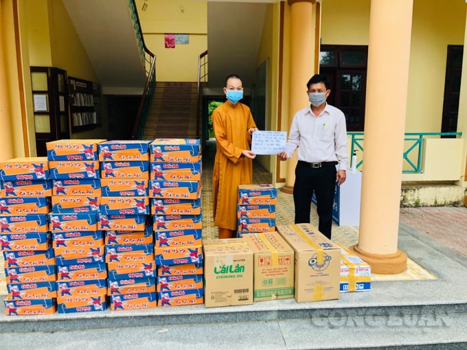 Đại diện tăng ni, phật tử trao những xuất quà đến các lực lượng ngày đêm phải tích cực kiểm soát, phòng chống dịch Covid-19.