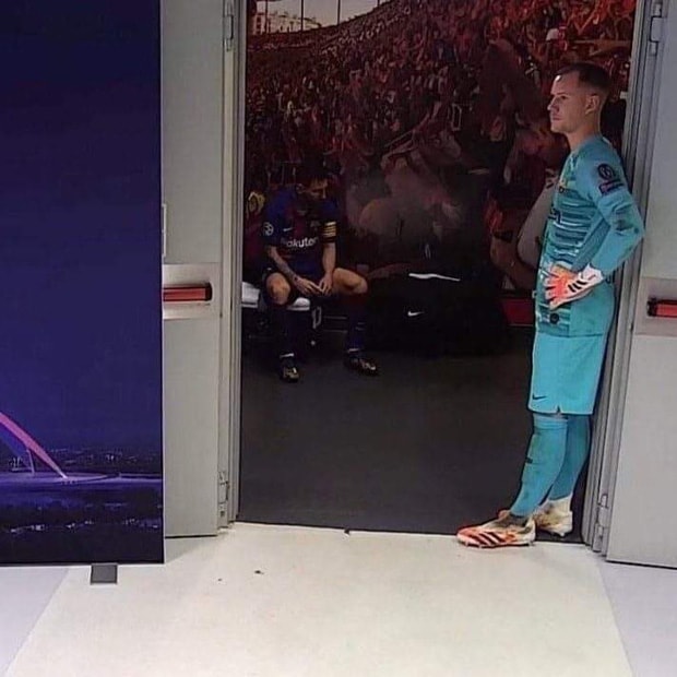 Hình ảnh Messi ngồi trong phòng thay đồ của Barca buồn bã đang gây sốt MXH. Ảnh: internet.