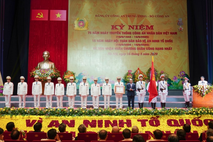Thủ tướng Nguyễn Xuân Phúc trao tặng Huân chương Quân công hạng Nhất cho các đồng chí trong Đảng ủy Công an Trung ương, lãnh đạo Bộ Công an. (Ảnh BCA)