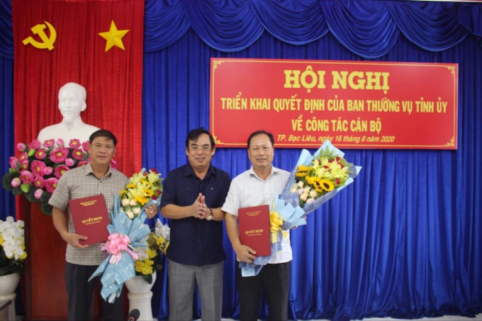 Ông Dương Thành Trung, Chủ tịch UBND tỉnh Bạc Liêu trao quyết định điều động ông Huỳnh Quốc Ca và ông Dương Chí Bình.