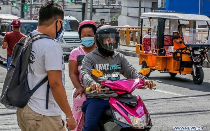 Người dân đeo khẩu trang trên đường phố tại Thủ đô Manila, Philippines. Ảnh: TL