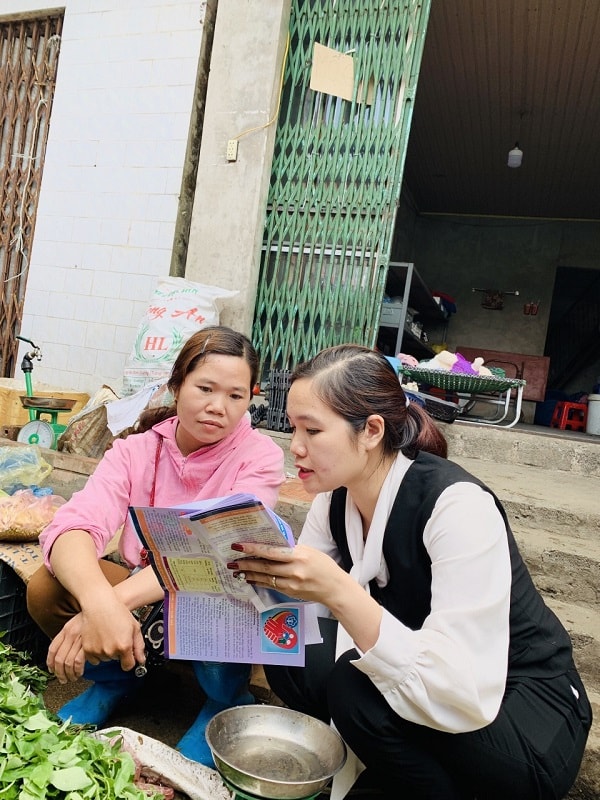 Tư vấn để người dân hiểu lợi ích của BHYT hộ gia đình.