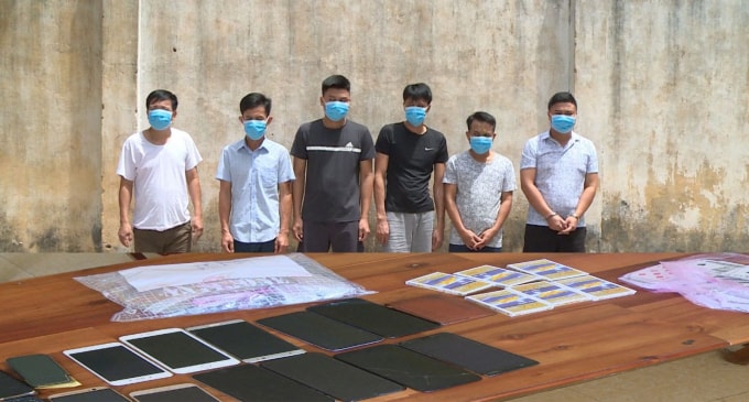 Các đối tượng và tang vật vụ đánh bạc vừa bị Công an huyện Triệu Sơn bắt giữ. CA Thanh Hóa
