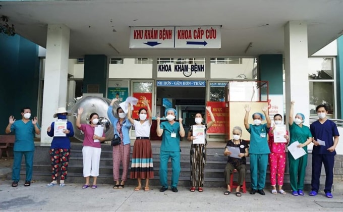 Các bệnh nhân rất vui mừng khi nhận được giấy xuất viện (ảnh TL).