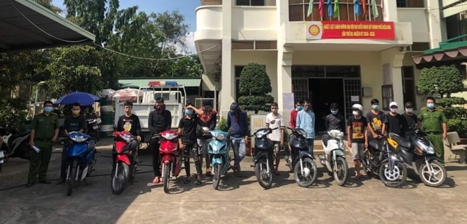 Các đối tượng tụ tập đua xe trái phép trong khu công nghiệp bị bắt giữ.