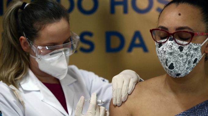 Ý tá tiêm Sinovac - một loại vắc-xin tiềm năng cho tình nguyện ở Brazil. Ảnh: Reuters