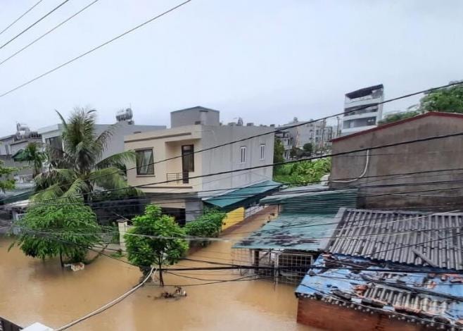 Ngập lụt tại khu vực phường Cao Thắng, TP Hạ Long do mưa lớn kéo dài. Ảnh: Hoàng Nga.