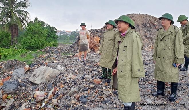 Ông Đặng Huy Hậu, Phó Chủ tịch Thường trực UBND tỉnh Quảng Ninh, kiểm tra vị trí có nguy cơ ngập úng tại phường Hà Lầm, TP Hạ Long. Ảnh: Hồng Việt.