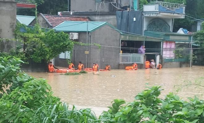 Lực lượng quân sự thành phố Hạ Long tham gia di chuyển người và tài sản của nhân dân bị ngập lụt tại phường Hà Lầm. Ảnh: Văn Đảm.