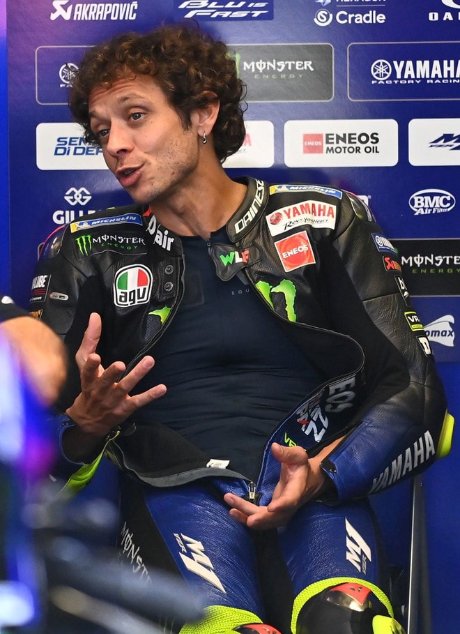 Rossi vẫn chưa hoàn hồn sau khi suýt trở thành nạn nhân của một vụ tai nạn kinh hoàng. Ảnh: internet.