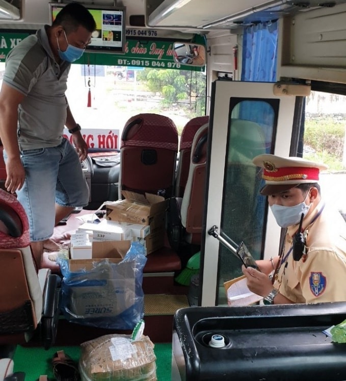 Số thuốc lá lậu được phát hiện trên xe ô tô khách. Ảnh: CA Quảng Bình