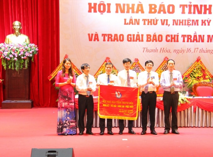 Bức trướng của Hội nhà báo Việt Nam tặng đại hội có nội dung: Đoàn kết - đổi mới - sáng tạo - phát triển