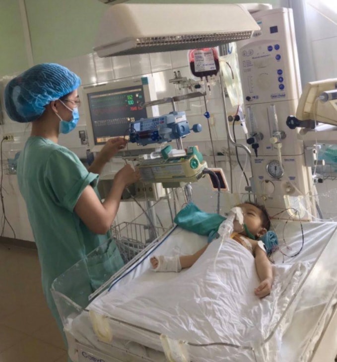 Bệnh nhi được đội ngũ y bác sĩ chăm sóc, sức khỏe dần ổn định.