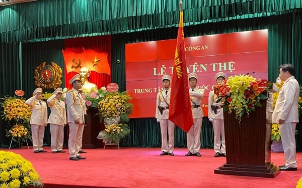 Thượng tá Tô Anh Dũng tuyên thệ khi nhận nhiệm vụ kiêm nhiệm chức vụ Giám đốc Trung tâm dữ liệu quốc gia về dân cư