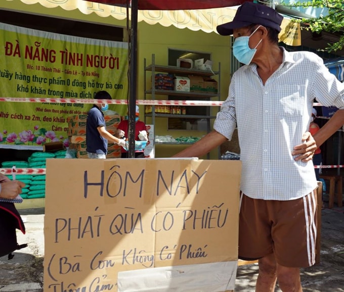 Chỉ có những hộ dân hoàn cảnh khó khăn mới được nhận hàng hóa (ảnh TL).