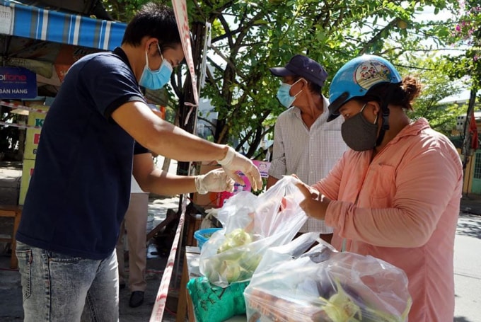 Bằng hình thức này, người nghèo nhận được thực phẩm để phục vụ cuộc sống hàng ngày (ảnh TL).