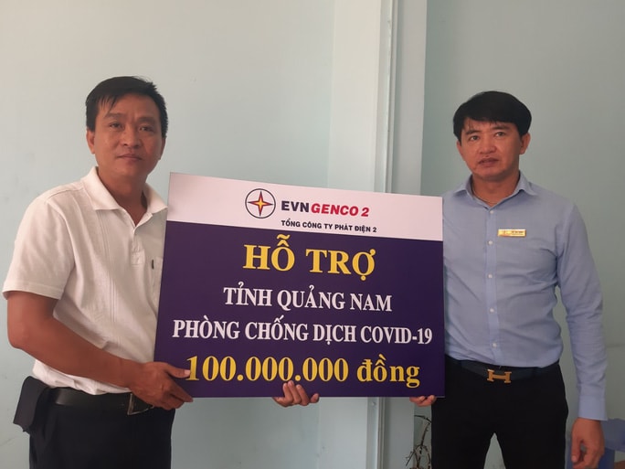 Ông Võ Trà Dũng (bên phải) trao bản tượng trưng 100 triệu đồng cho tỉnh Quảng Nam.