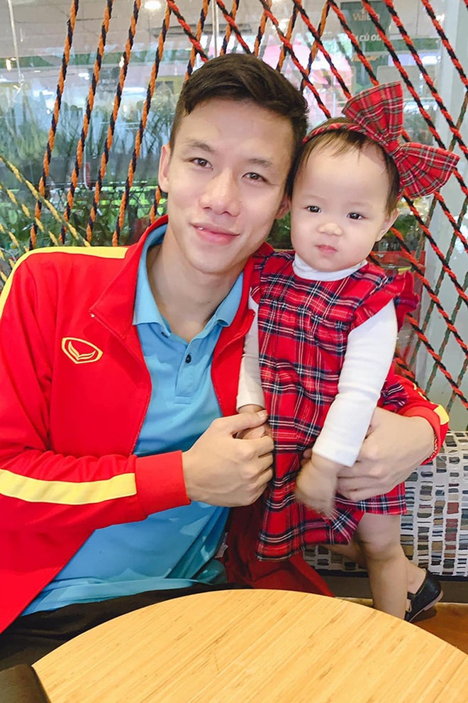 Thỉnh thoảng Thuỳ Phương đưa con gái ra Hà Nội thăm bố. Ảnh: internet.