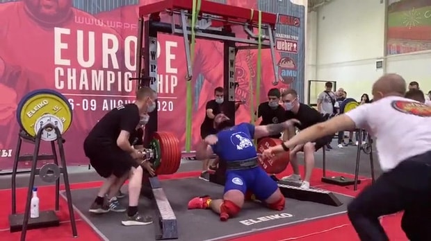 Vận động viên Alexander Sedykh khuỵu xuống vì bị bục đầu gối khi cử tạ squats 400kg. Ảnh: internet.