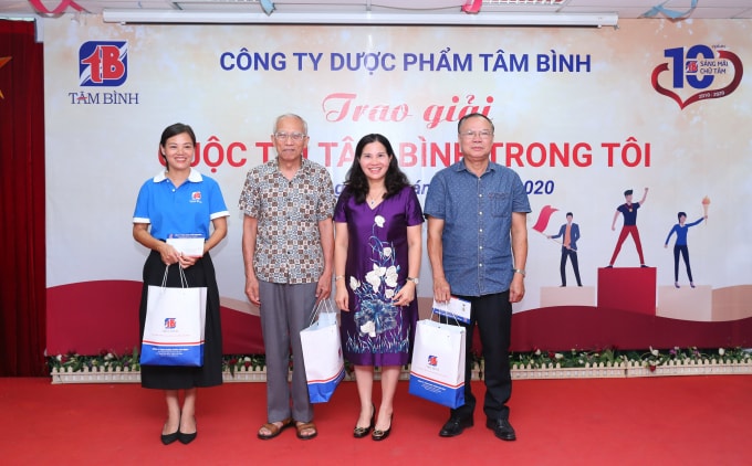 Đại tá Phạm Quy (thứ 2 bên trái), Đại tá Đặng Việt Thuỷ (bên phải) nhận giải A về thơ và văn xuôi trong cuộc thi “Tâm Bình trong tôi”