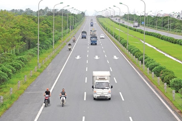 Tình trạng xe máy len lỏi chạy với vận tốc cao trên cao tốc đang diễn ra hàng ngày, hàng giờ tại Đại lộ Thăng Long. Ảnh: TL