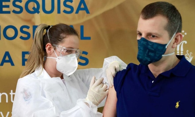 Một y tá tiêm vaccine Covid-19 đang thử nghiệm của công ty Sinovac cho tình nguyện viên ở thành phố Porto Alegre, Brazil, hôm 8/8. Ảnh: Reuters.