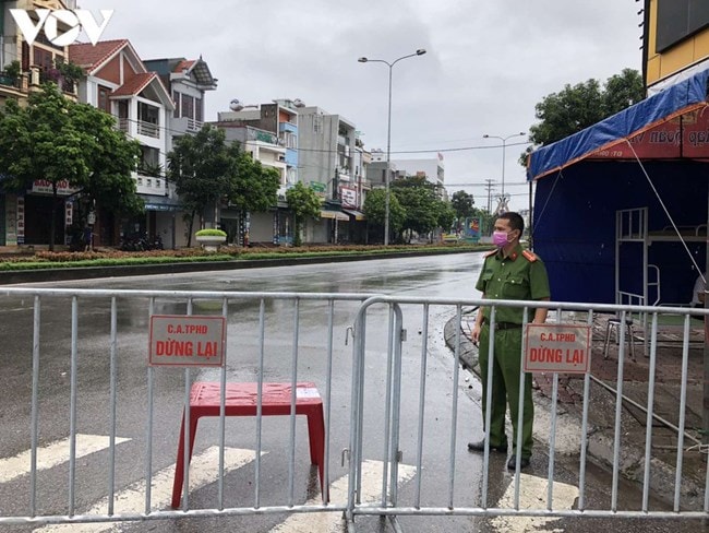 Lực lượng chức năng Hải Dương chốt chặn tại các điểm cách ly. Ảnh: TL.
