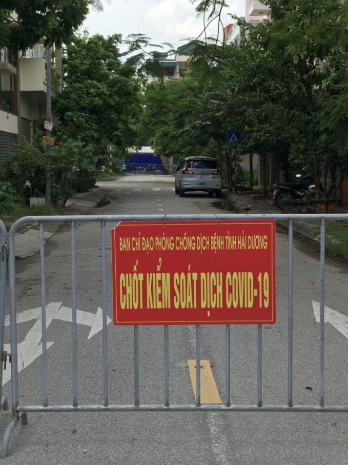 Phong tỏa nhà bệnh nhân mắc COVID-19 tại TP Hải Dương. Ảnh: Mộc Lan.