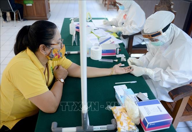 Một điểm xét nghiệm COVID-19 tại Denpasar, trên đảo Bali, Indonesia ngày 14/8. Ảnh: AFP/TTXVN.