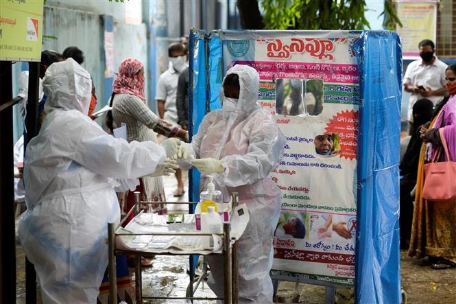 Nhân viên y tế lấy mẫu xét nghiệm COVID-19 tại Hyderabad, Ấn Độ, ngày 10/8. Ảnh: AFP/TTXVN.
