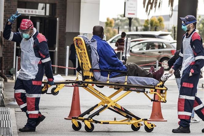 Chuyển bệnh nhân nhiễm COVID-19 tới bệnh viện ở Port Elizabeth, Nam Phi. Ảnh: AFP/TTXVN.