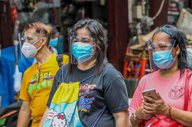 Người dân đeo khẩu trang phòng lây nhiễm COVID-19 tại một chợ ở Manila, Philippines. Ảnh: THX/TTXVN.