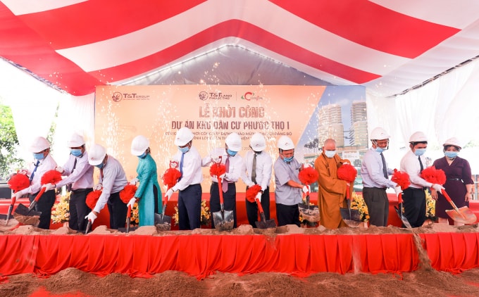 Đại diện Chủ đầu tư và các đại biểu thực hiện nghi lễ khởi công dự án Khu dân cư Phước Thọ 1.