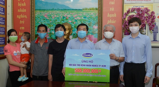 Ông Đỗ Thanh Tuấn, Giám đốc Đối ngoại công ty Vinamilk trao tặng kinh phí mổ tim cho trẻ em có hoàn cảnh khó khăn đến Hội Bảo trợ Bệnh nhân nghèo TP.HCM
