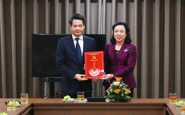 Phó Bí thư Thường trực Thành ủy Ngô Thị Thanh Hằng trao Quyết định cho ông Nguyễn Quang Đức