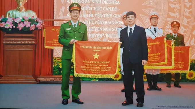 Chủ tịch UBND tỉnh Thanh Hoá tặng cờ thi đua cho Phòng Kỷ thuật hình sự Công an tỉnh vào năm 2019