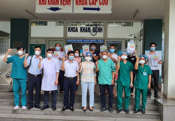Các bệnh nhân phấn khỏi vì được chữa lành Covid -19 (ảnh TL).