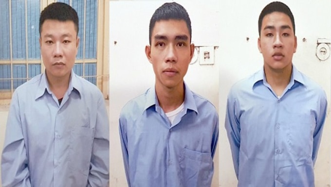 Bị can Trần Hữu Trung (ở giữa) cùng hai bị can che giấu Trung mặc dù biết Trung phạm tội.