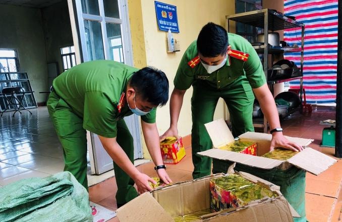 Công an huyện Văn Lãng bắt giữ xe ô tô vận chuyển 250kg pháo nổ trái phép. Ảnh: CA Lạng Sơn