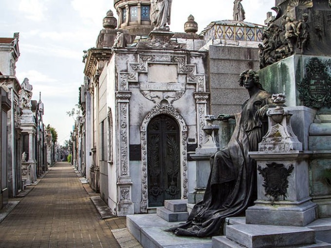 khoc-thet-voi-nhung-tac-pham-dieu-khac-kinh-di-noi-tieng-the-gioi-recoleta-cemetery-buenos-aires-argentina-1597649623-90-width700height525