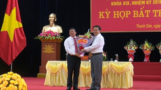 Ông Nguyễn Văn Mạnh (bên trái) được bổ nhiệm chức vụ Giám đốc Sở GD&ĐT Phú Thọ. Ảnh: internet.
