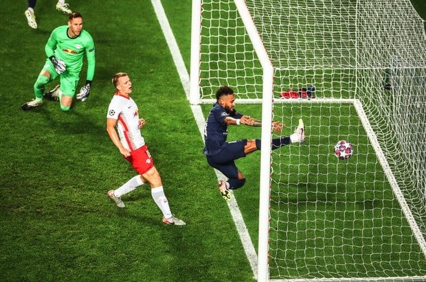 Cầu thủ Neymar cố chạm bóng sau tình huống dứt điểm của đồng đội. Ảnh: internet.
