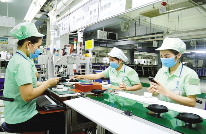 Công nhân VSIP Bắc Ninh lắp ráp sản phẩm điện tử. Ảnh: báo Bắc Ninh
