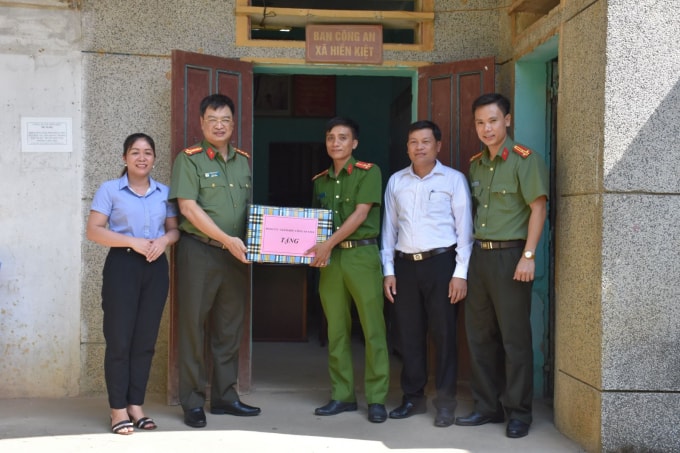 Đại tá Trần Phú Hà, Giám đốc Công an tỉnh Thanh Hoá thăm, tặng quà Công an xã Hiền Kiệt, huyện Quan Hóa