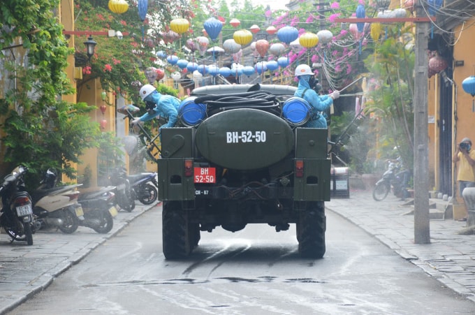 Phun hóa chất khử khuẩn phòng, chống COVID-19 ở Quảng Nam. Ảnh: TL.