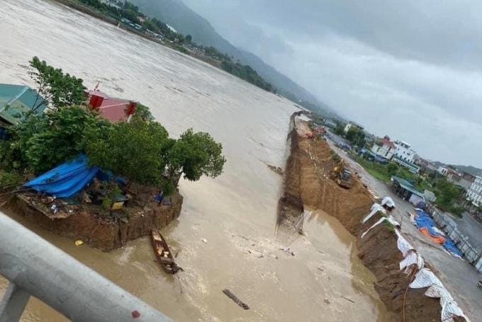 Mưa lũ gây ngập lụt, hư hại nhiều hoa màu và tài sản của người dân. Ảnh: TL.
