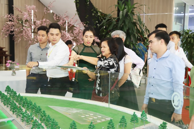 Nhiều khách hàng không quá kiêng kỵ tháng cô hồn sẽ vẫn lựa chọn giao dịch. Ảnh: Hoa Lan.